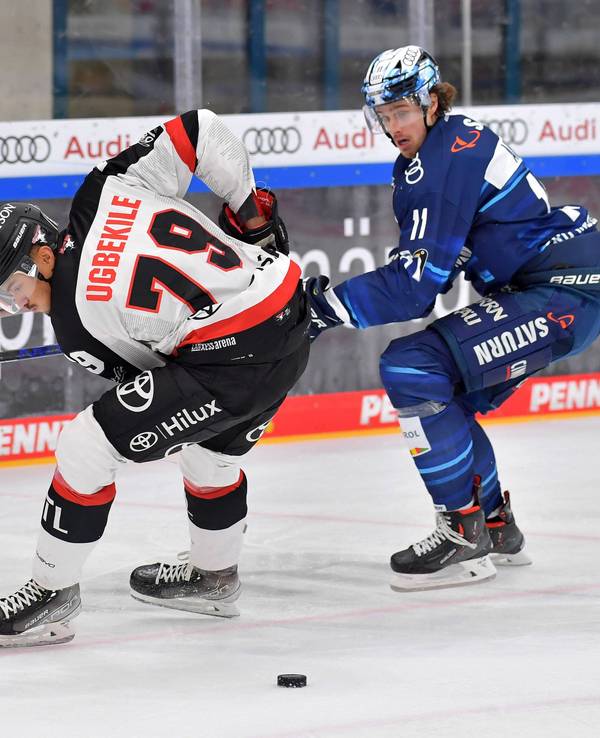 Colin Ugbekile im Duell mit Louis-Marc Aubry (r.), der zur kommenden Saison vom ERC Ingolstadt zu den Kölner Haien wechselt.