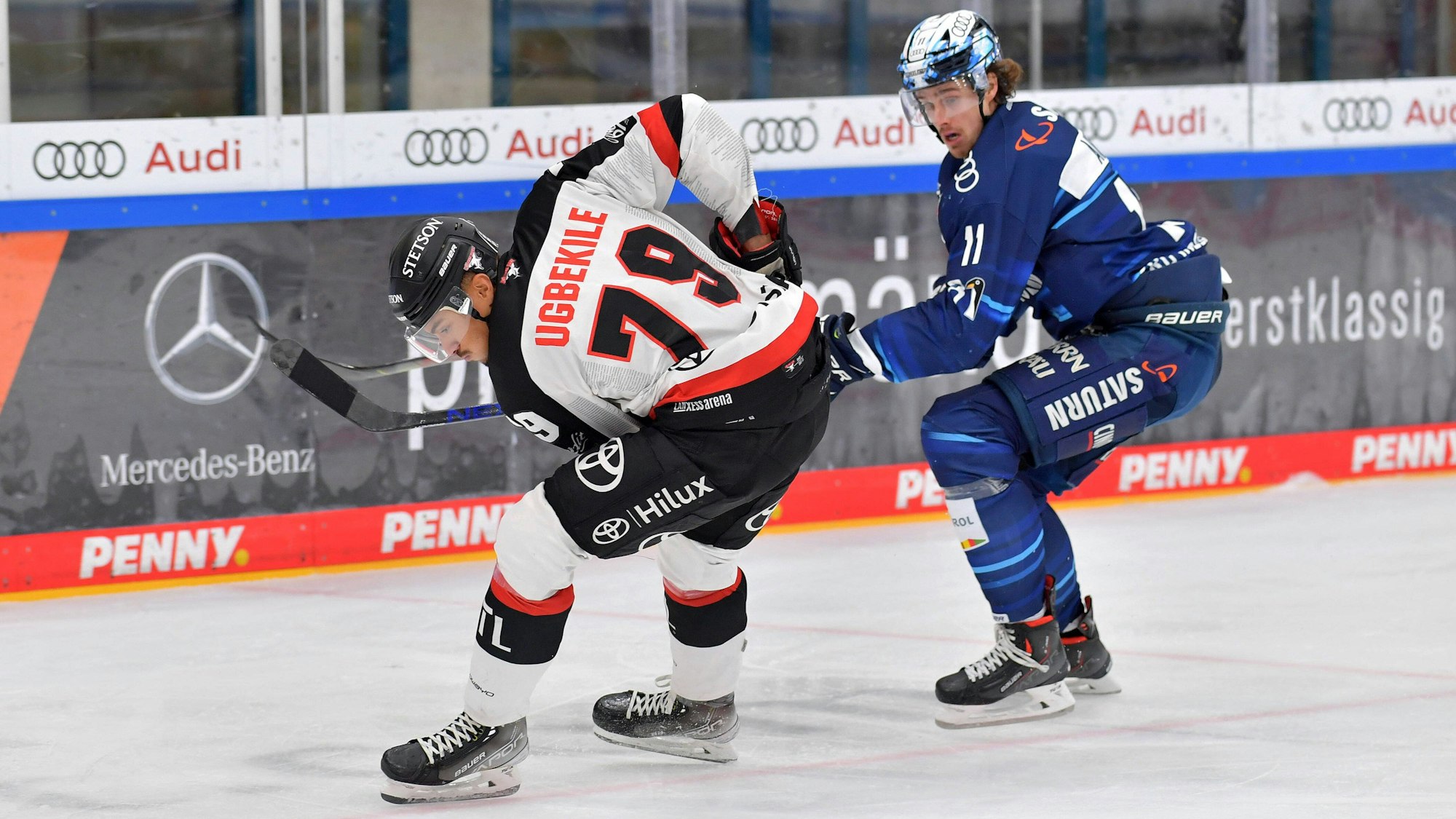 Colin Ugbekile im Duell mit Louis-Marc Aubry (r.), der zur kommenden Saison vom ERC Ingolstadt zu den Kölner Haien wechselt.