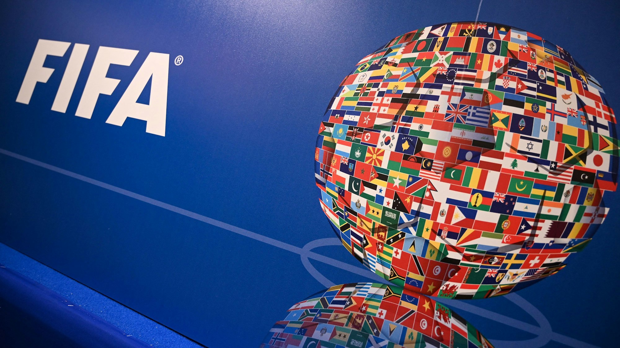 Das FIFA-Logo und eine Weltkugel aus Länderflaggen
