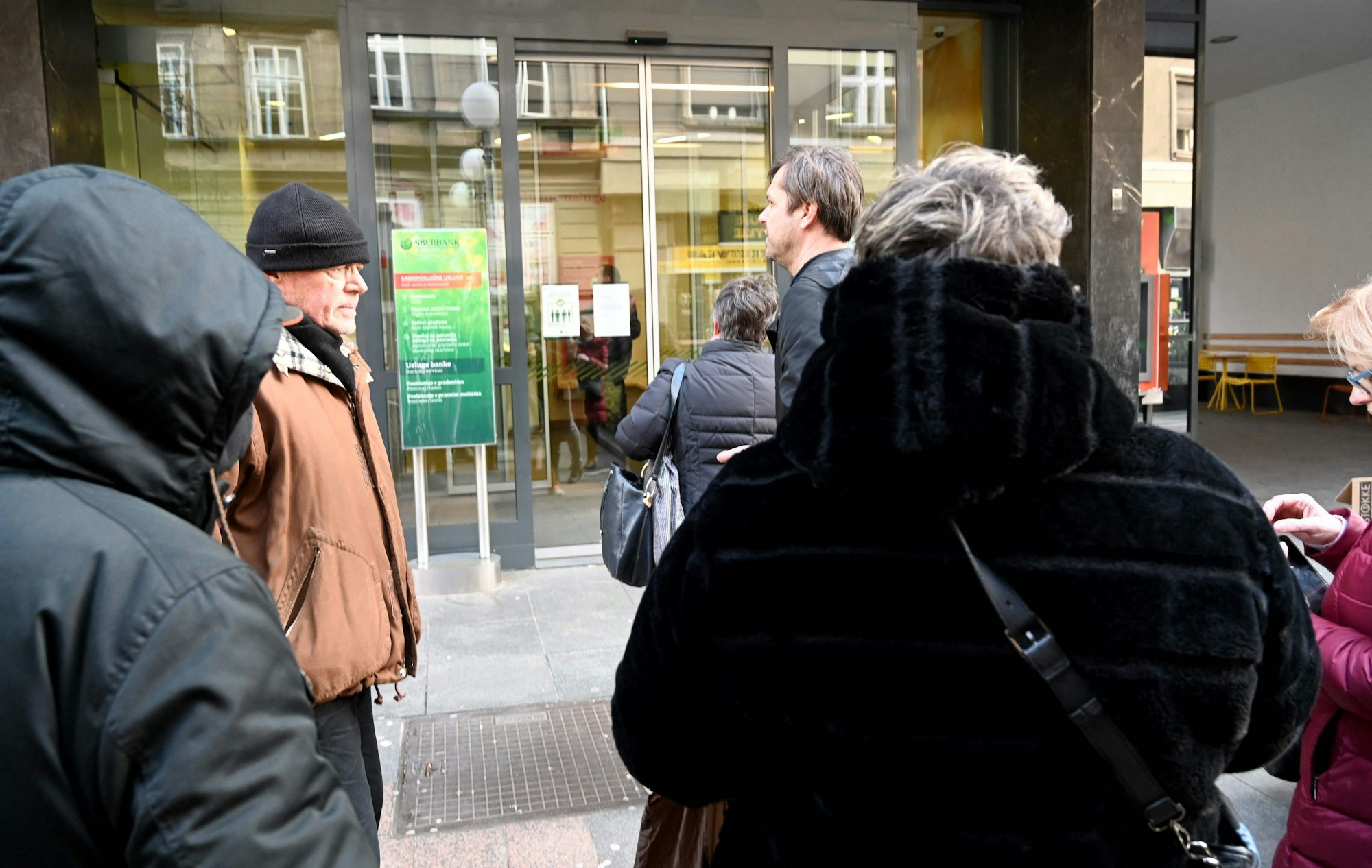 Kunden vor der russischen Sberbank.
