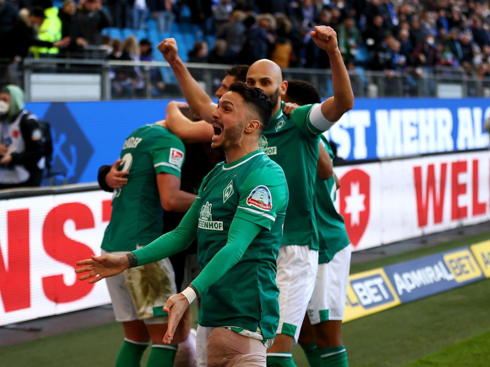 Leonardo Bittencourt jubelt mit den Fans und den Kollegen.