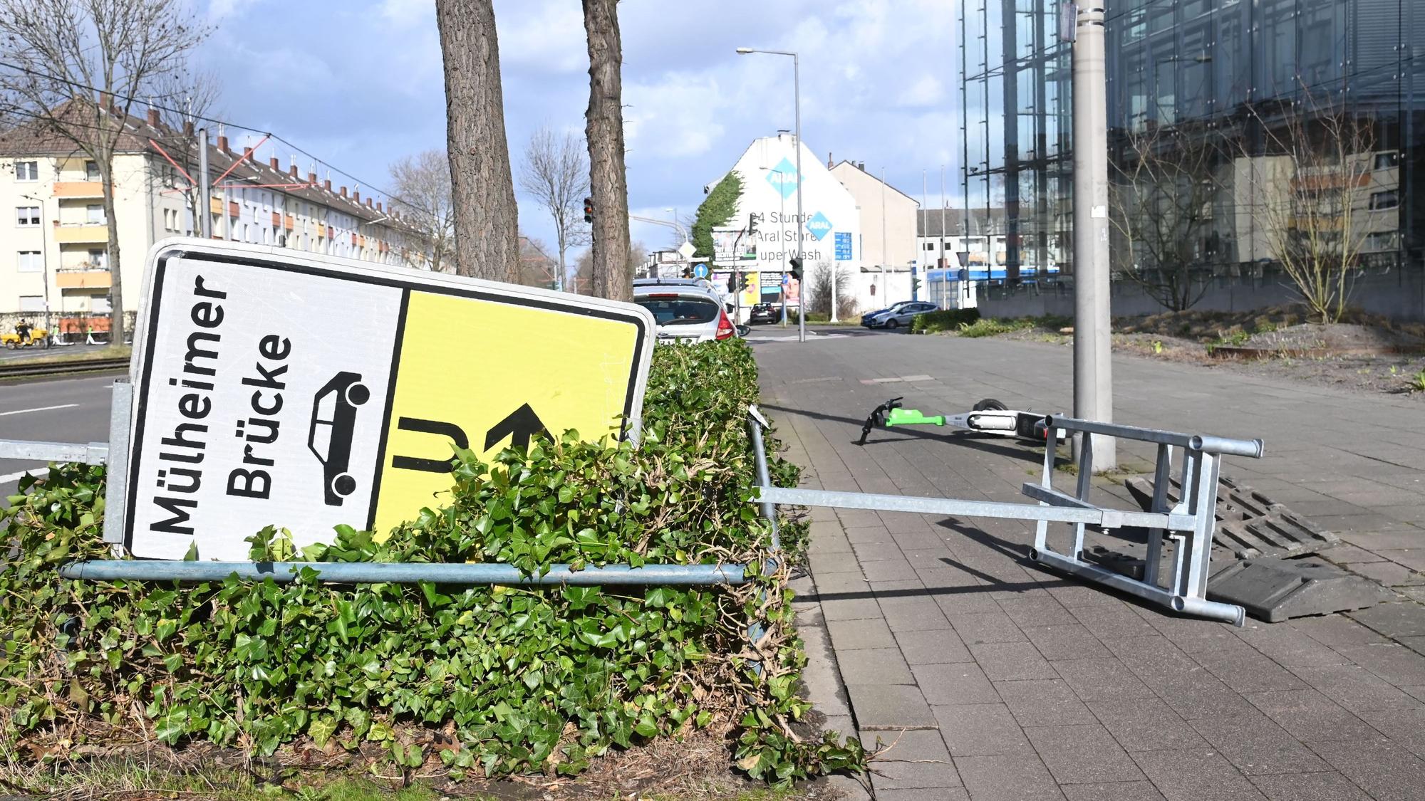 Ein umgestürztes Verkehrsschild auf der Amsterdamer Straße.