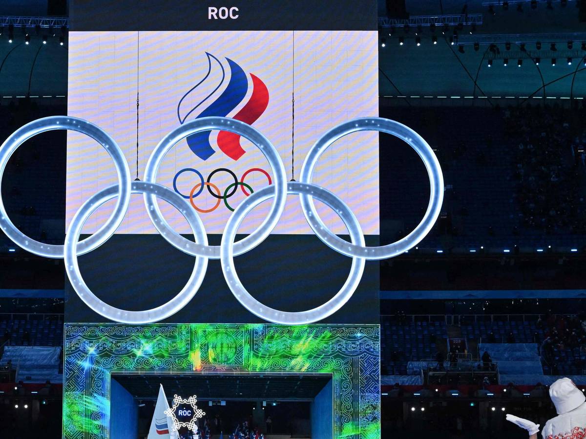 Die Athletinnen und Athleten des Russischen Olympischen Komitees (ROC) laufen bei der Olympia-Eröffnungsfeier ein.