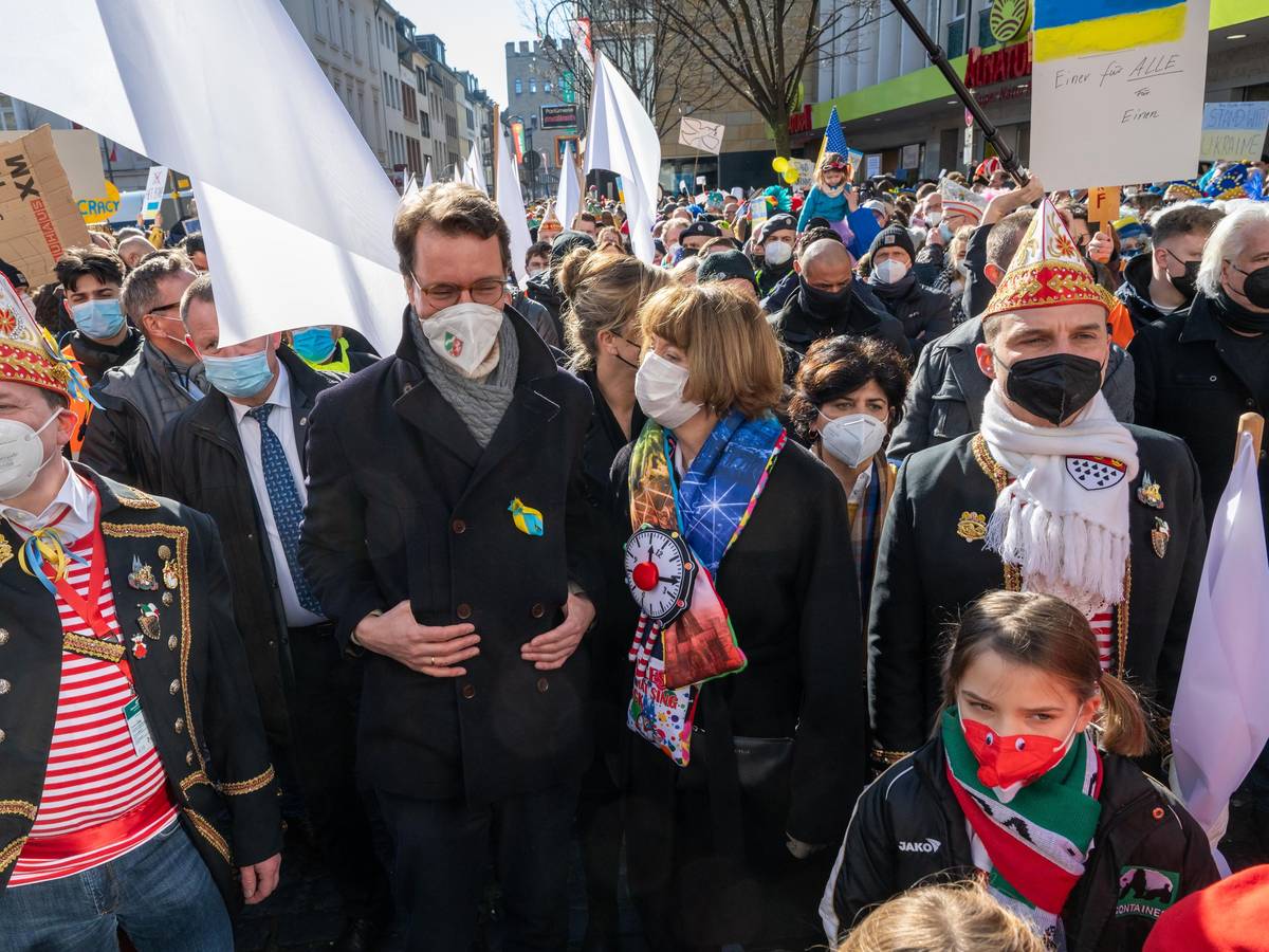 Hendrik Wüst geht bei der Friedensdemo in Köln mit.