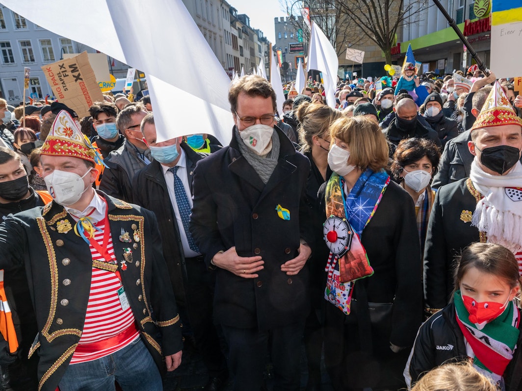 Hendrik Wüst geht bei der Friedensdemo in Köln mit.