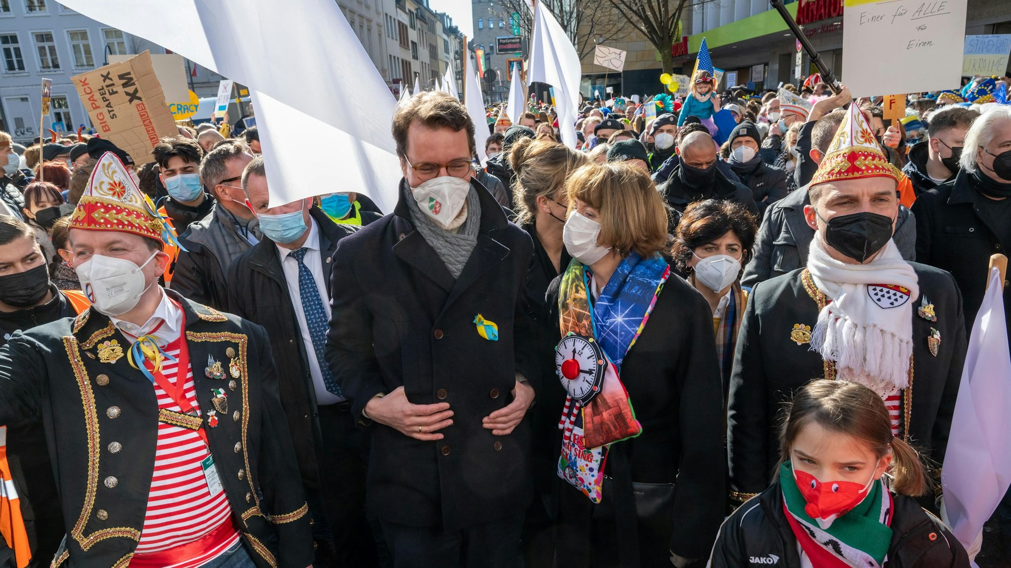 Hendrik Wüst geht bei der Friedensdemo in Köln mit.