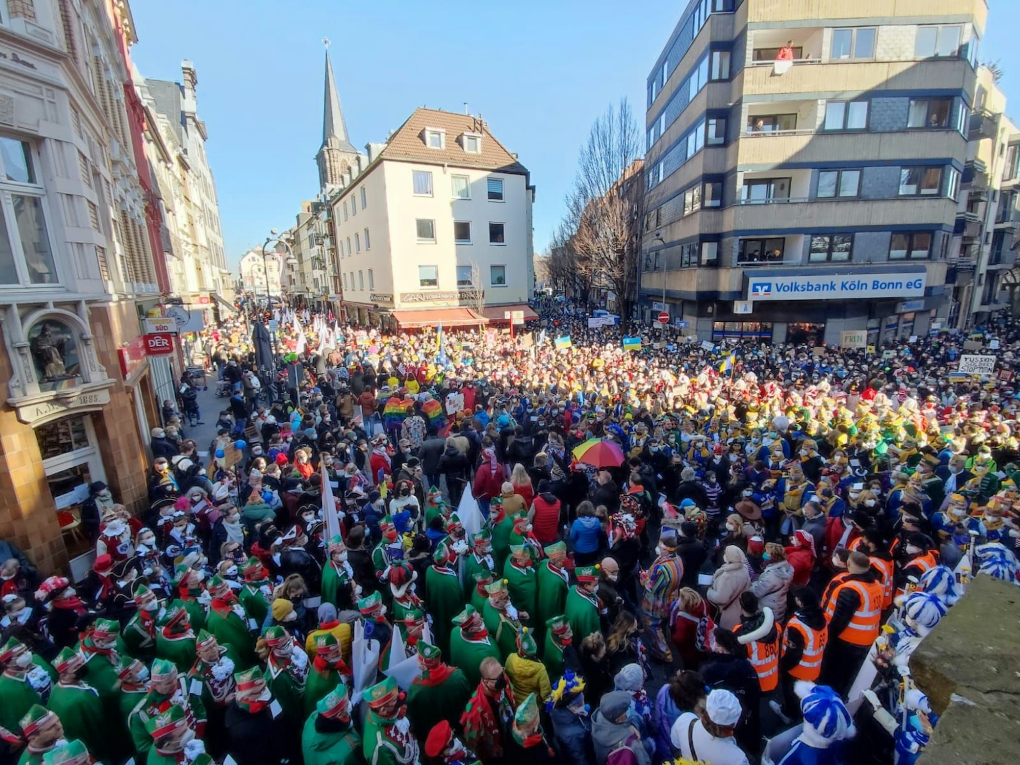 Die Menschenmenge bei der Friedensdemo in Köln.