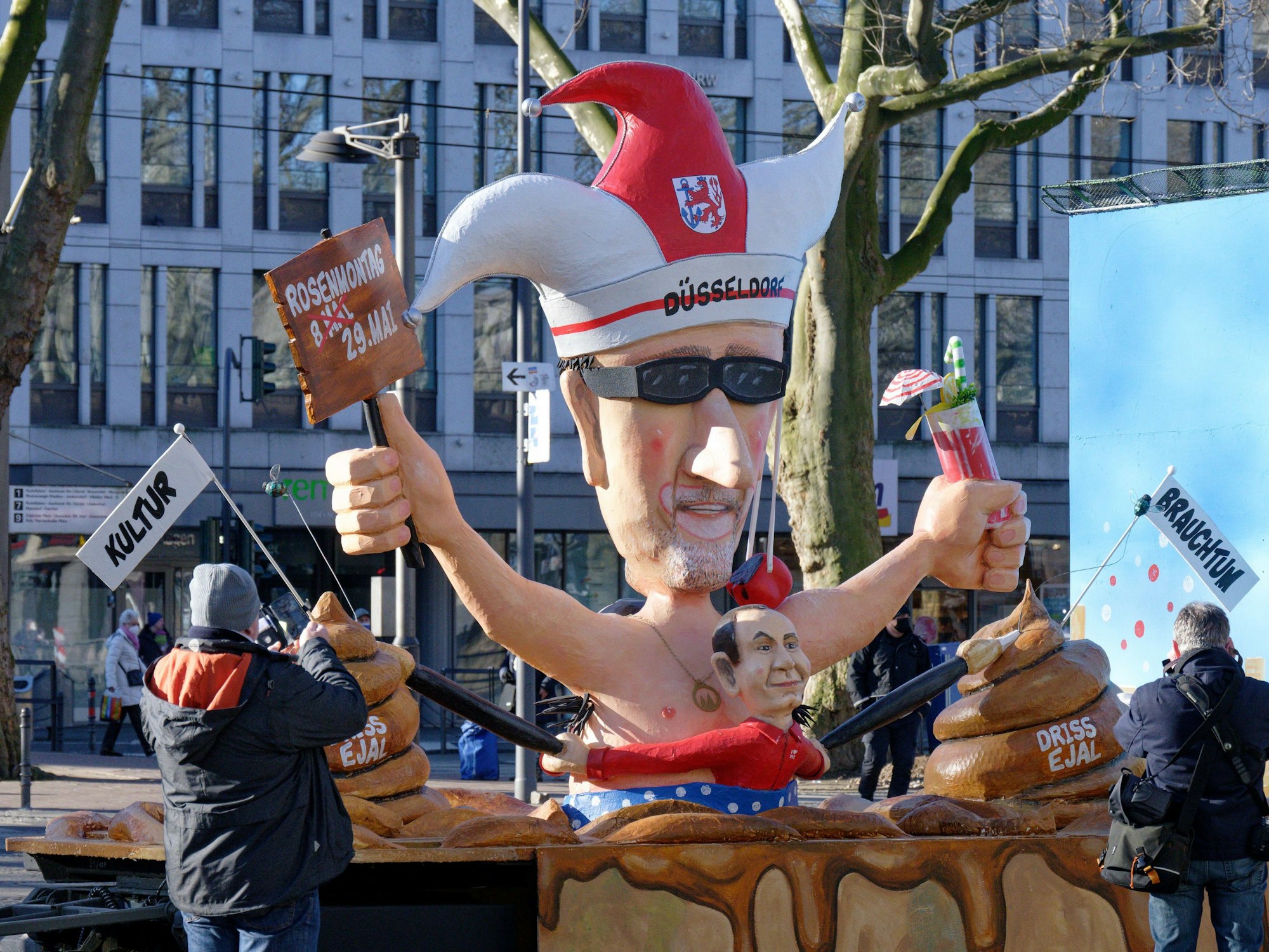 Persiflage-Wagen an Rosenmontag in Köln.