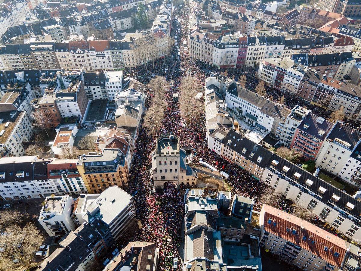 Zehntausende Menschen haben sich zu einer Friedensdemonstration am Rosenmontag in der Innenstadt versammelt.