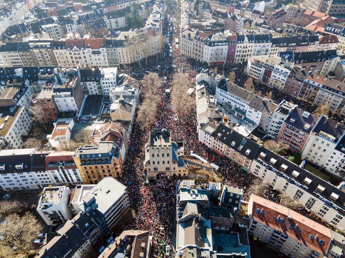 Zehntausende Menschen haben sich zu einer Friedensdemonstration am Rosenmontag in der Innenstadt versammelt.