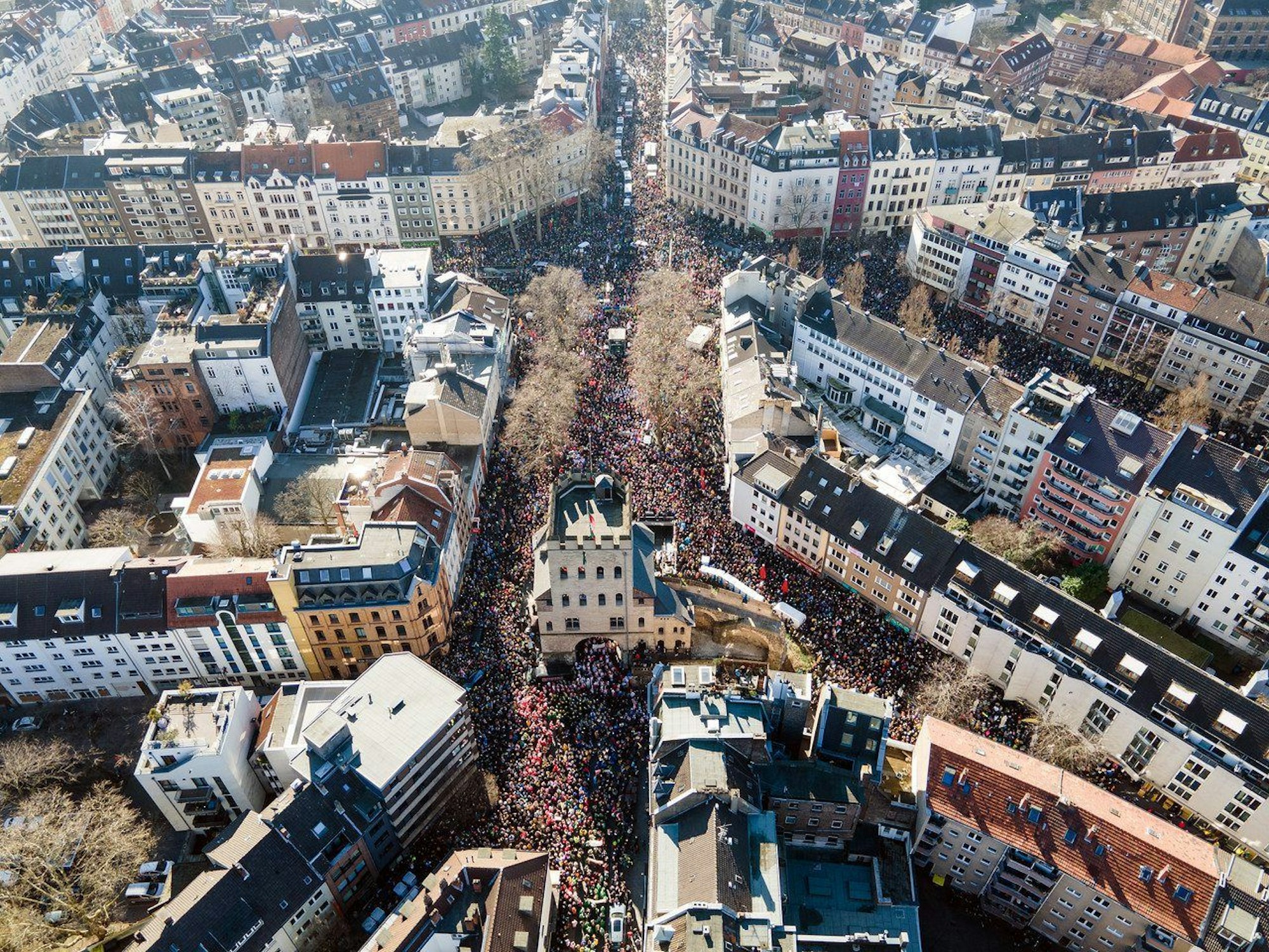 Zehntausende Menschen haben sich zu einer Friedensdemonstration am Rosenmontag in der Innenstadt versammelt.