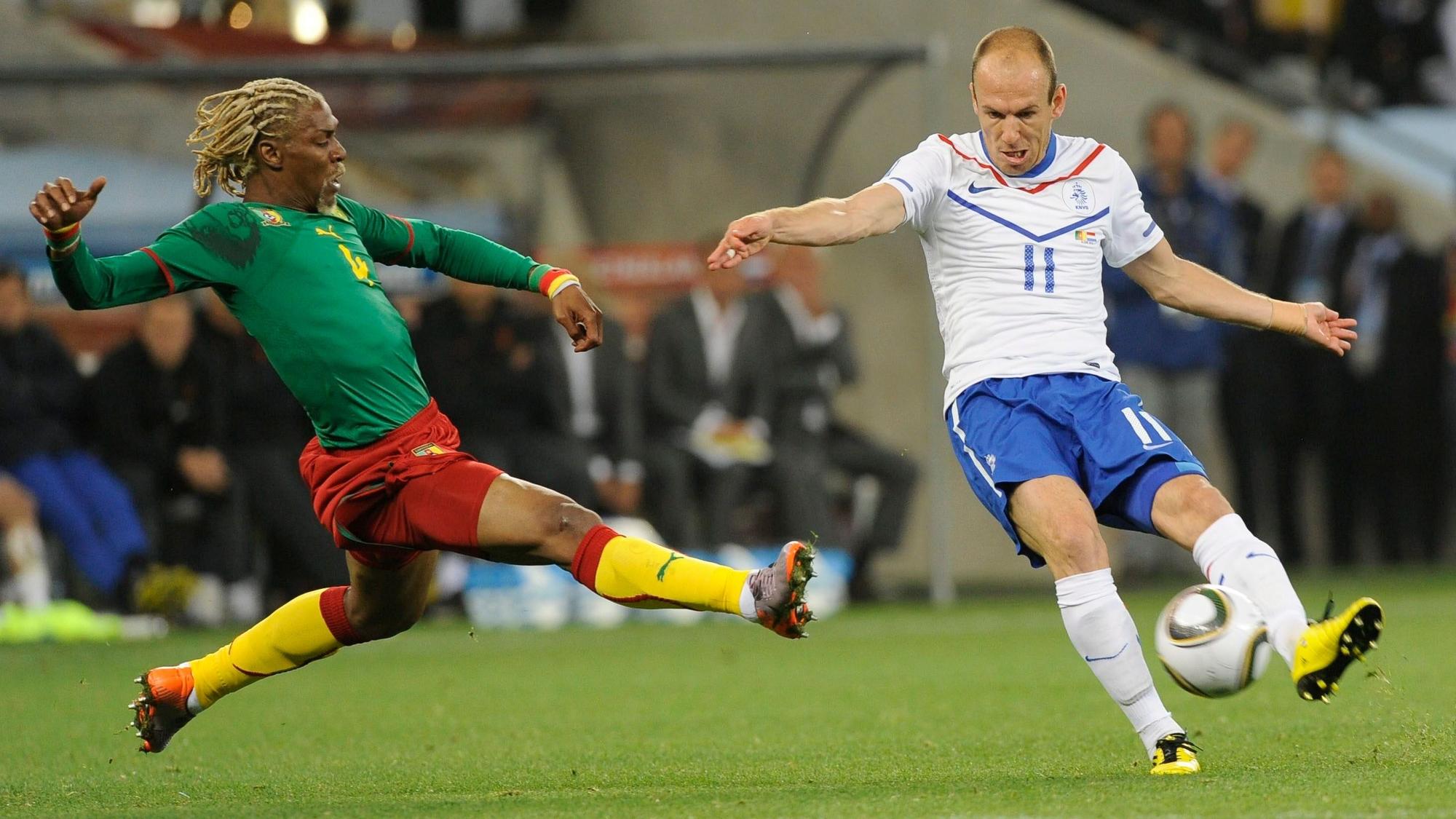 Rigobert Song grätscht gegen Arjen Robben.