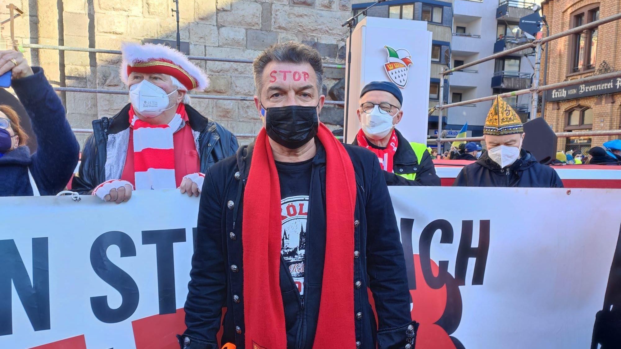 Sänger Linus bei der Friedensdemo in Köln.