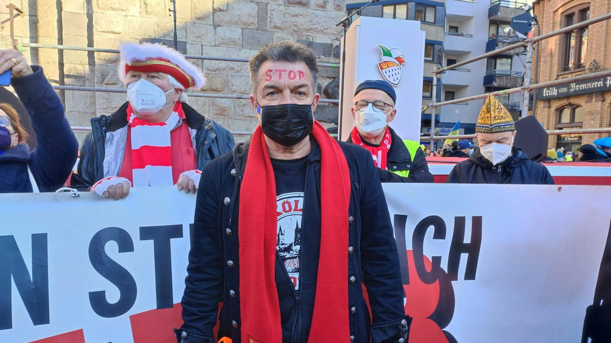 Sänger Linus bei der Friedensdemo in Köln.