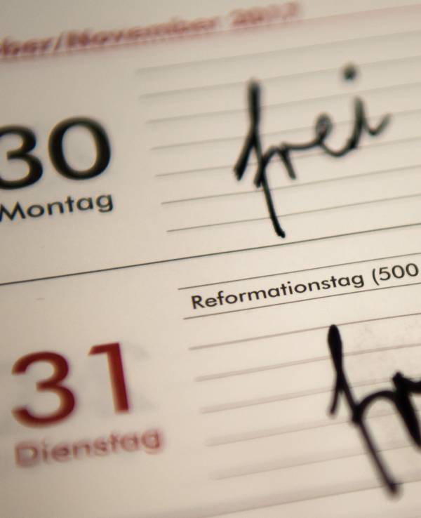 Das Wort "frei" steht in einem Taschenkalender am 30. und 31. Oktober.