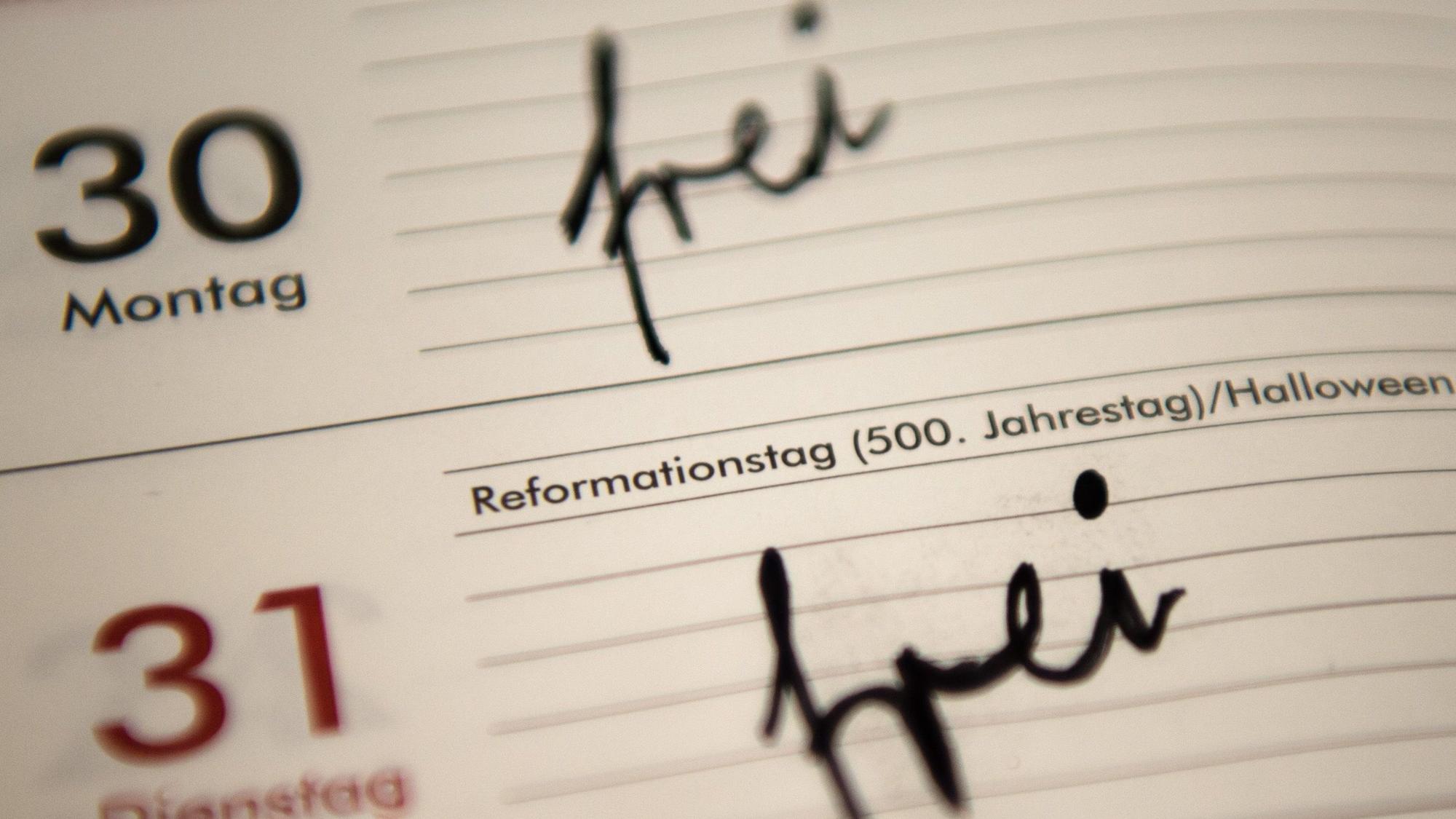 Das Wort "frei" steht in einem Taschenkalender am 30. und 31. Oktober.