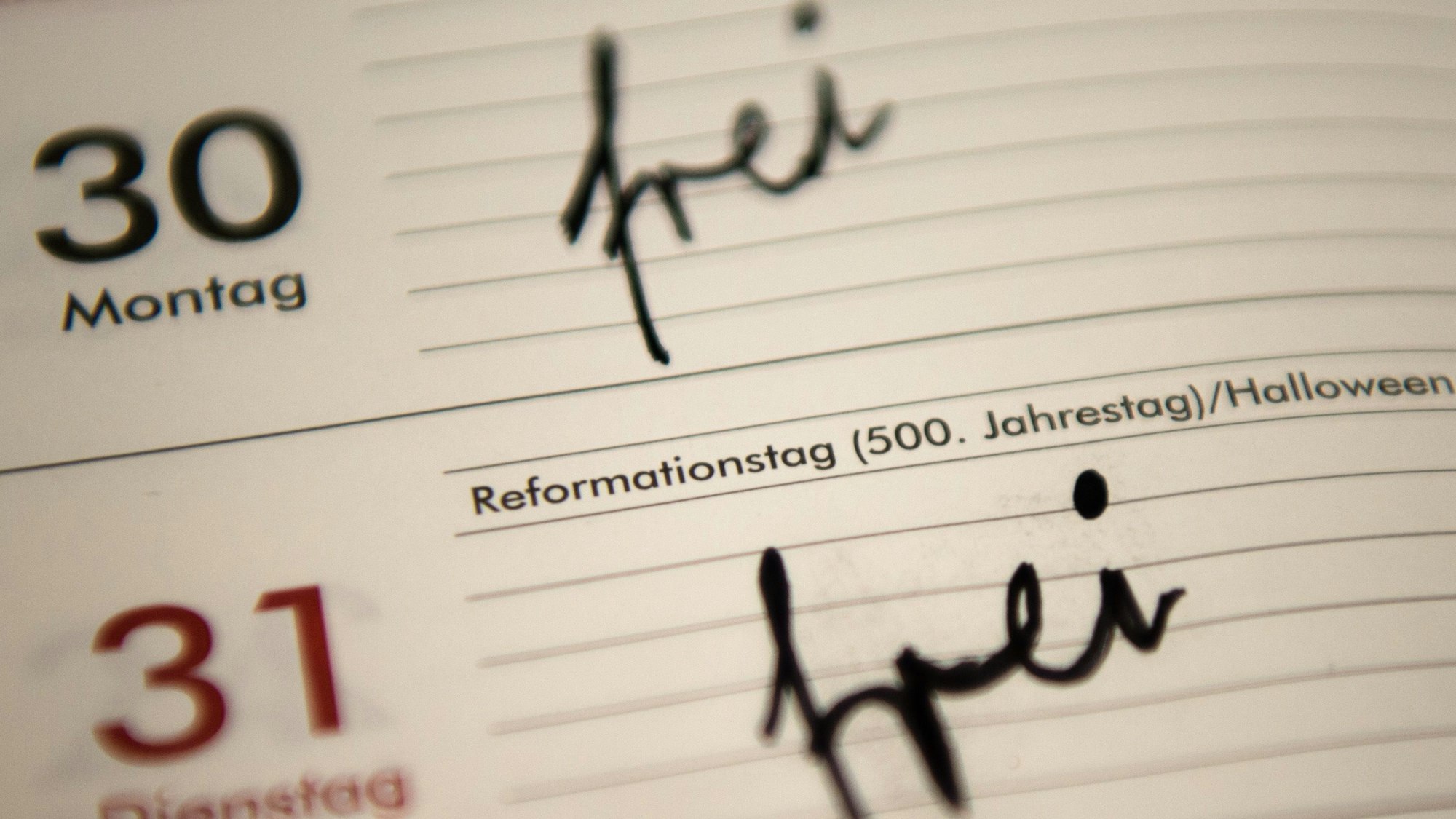 Das Wort "frei" steht in einem Taschenkalender am 30. und 31. Oktober.