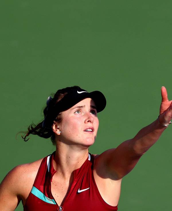 Elina Switolina schlägt gegen Jil Teichmann auf.