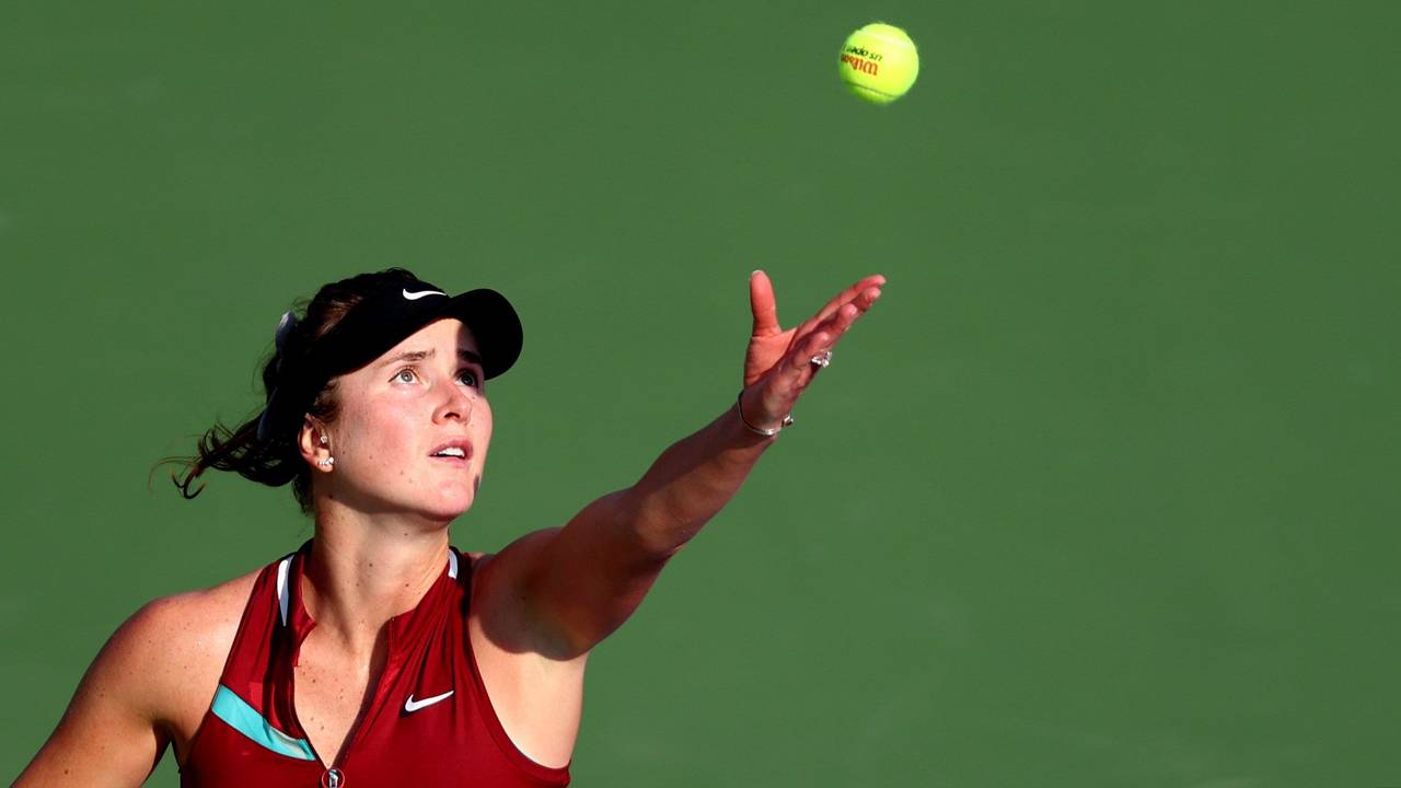 Elina Switolina schlägt gegen Jil Teichmann auf.