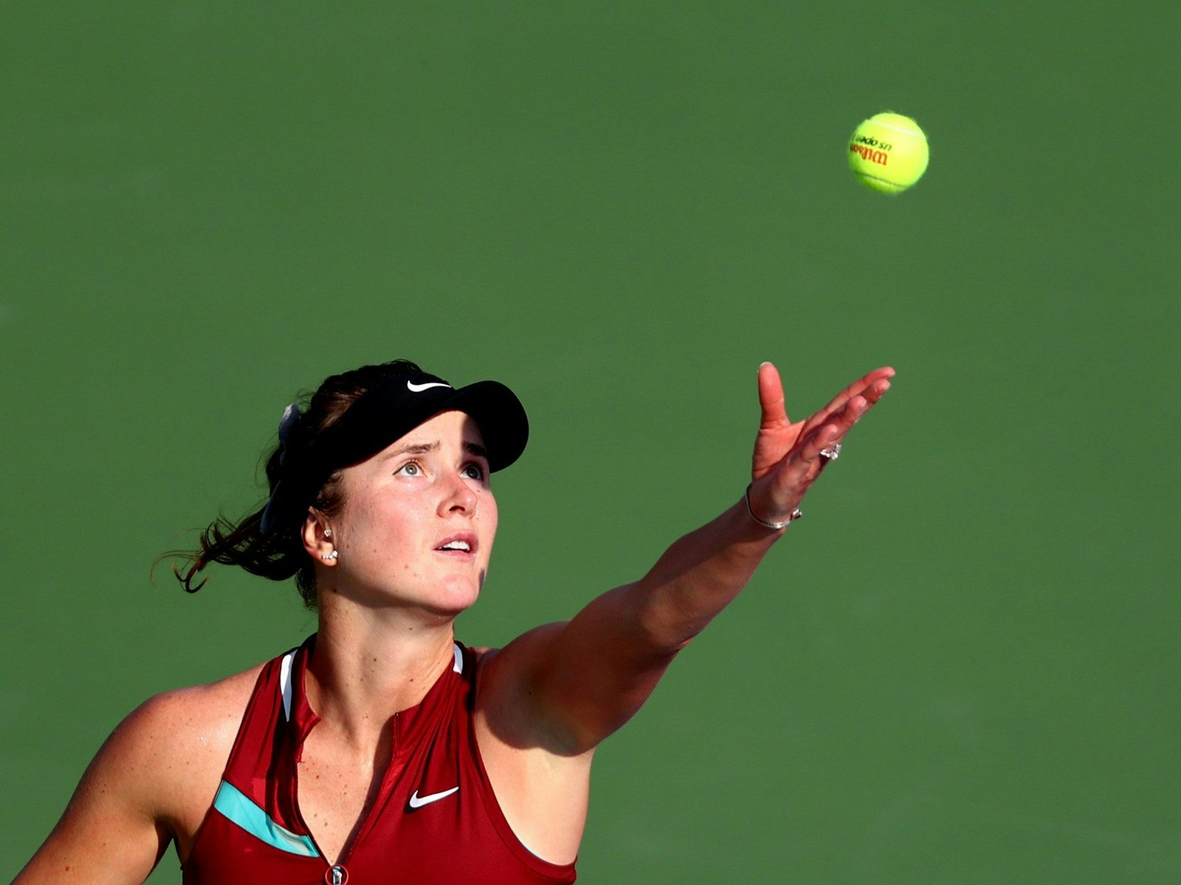 Elina Switolina schlägt gegen Jil Teichmann auf.