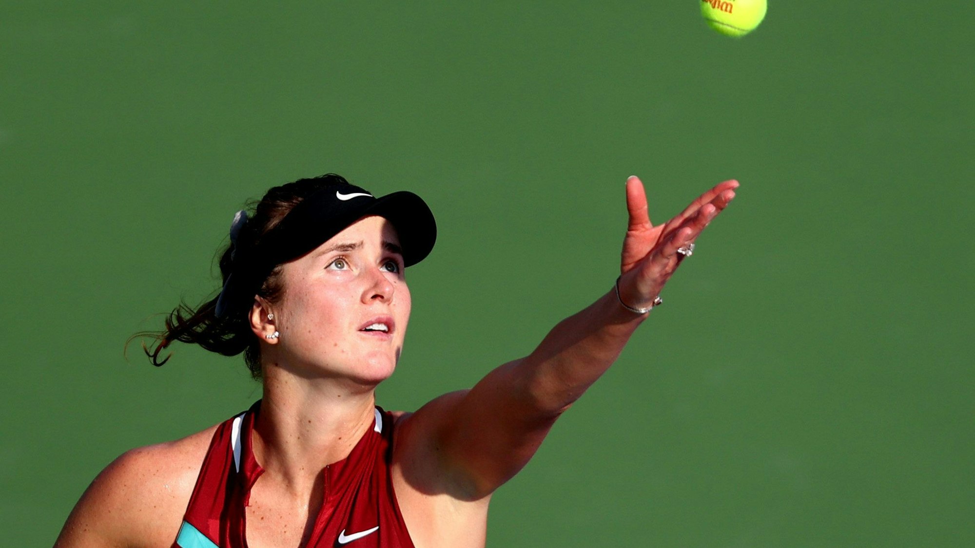 Elina Svitolina schlägt gegen Jil Teichmann auf.