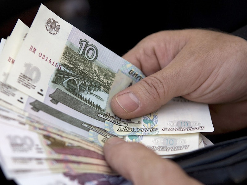 Ein Mann zählt russische Rubel-Geldscheine, aufgenommen am 10.06.2009 in Moskau.