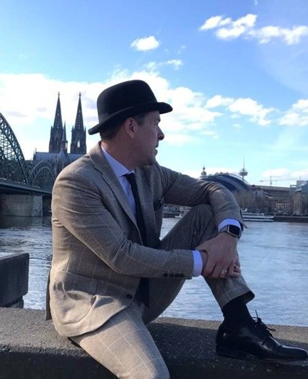 Torben Klein als Willi Ostermann vor dem Köln-Panorama.