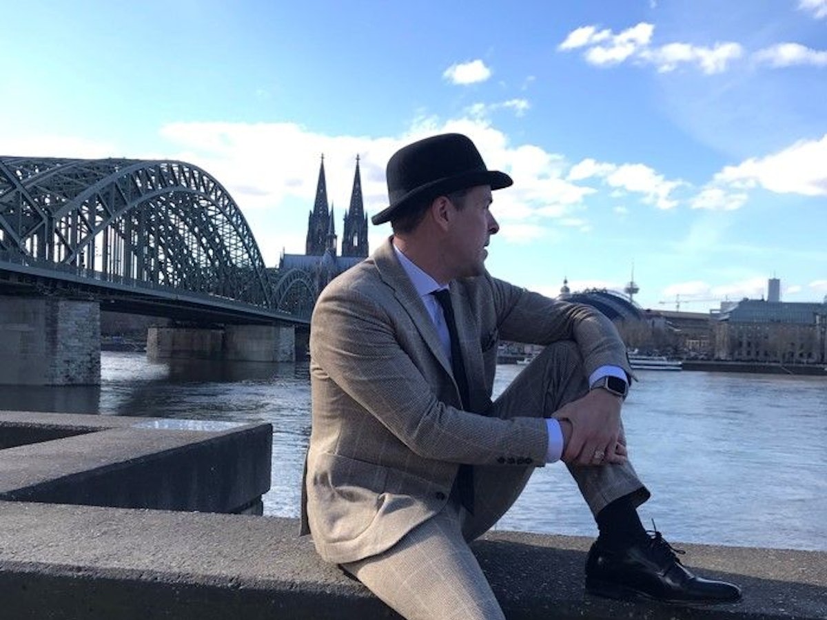 Torben Klein als Willi Ostermann vor dem Köln-Panorama.