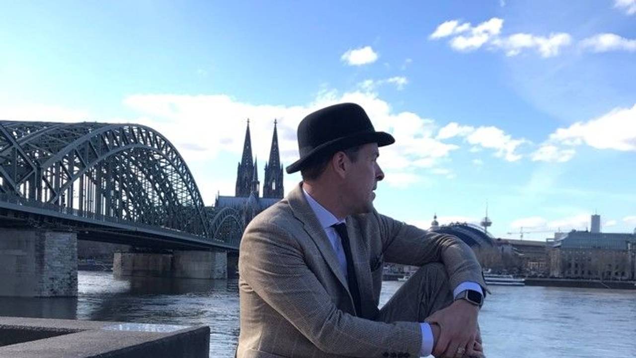 Torben Klein als Willi Ostermann vor dem Köln-Panorama.