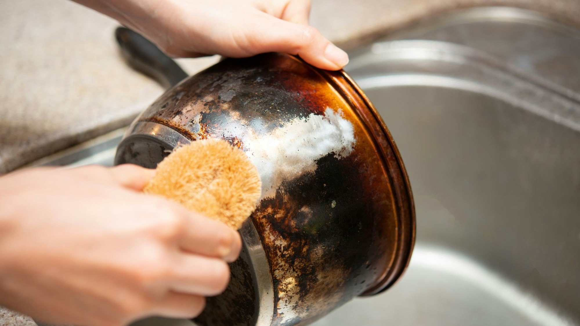 Mit den richtigen Mitteln lassen sich auch eingetrocknete Rostflecken entfernen.