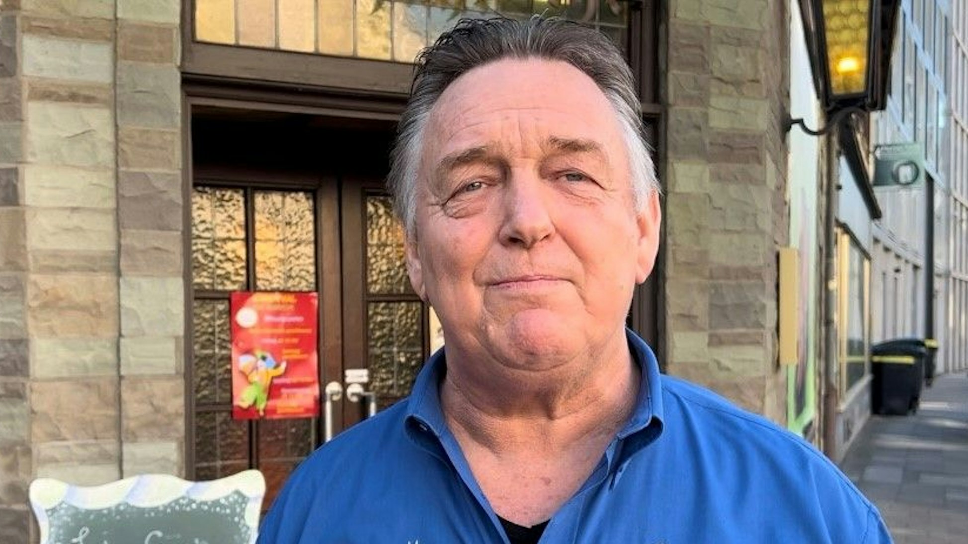 Manfred Zender vor seiner Kneipe.