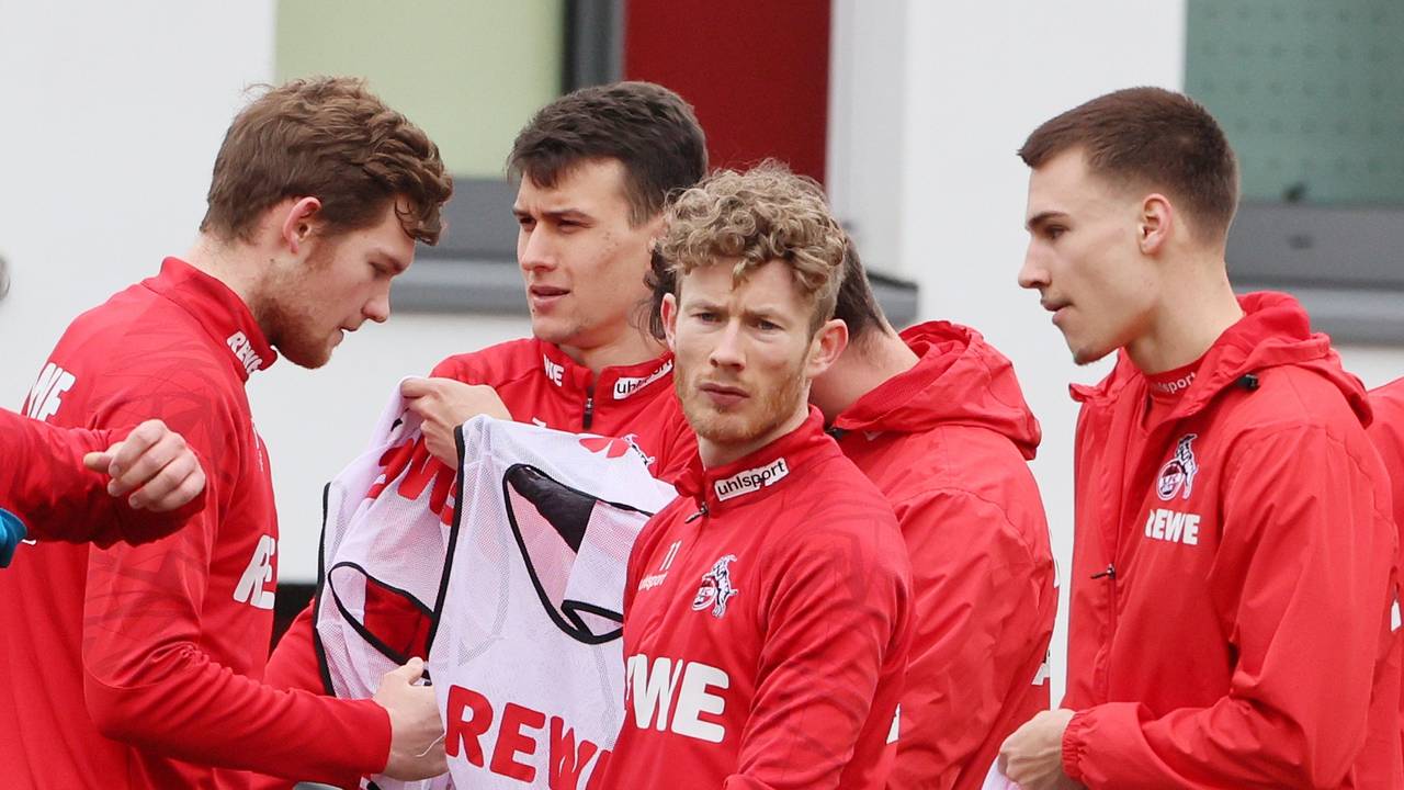 Luca Kilian, Dejan Ljubicic, Florian Kainz und Tim Lemperle ziehen sich beim Training es 1. FC Köln (22. Februar 2022) Leibchen an.