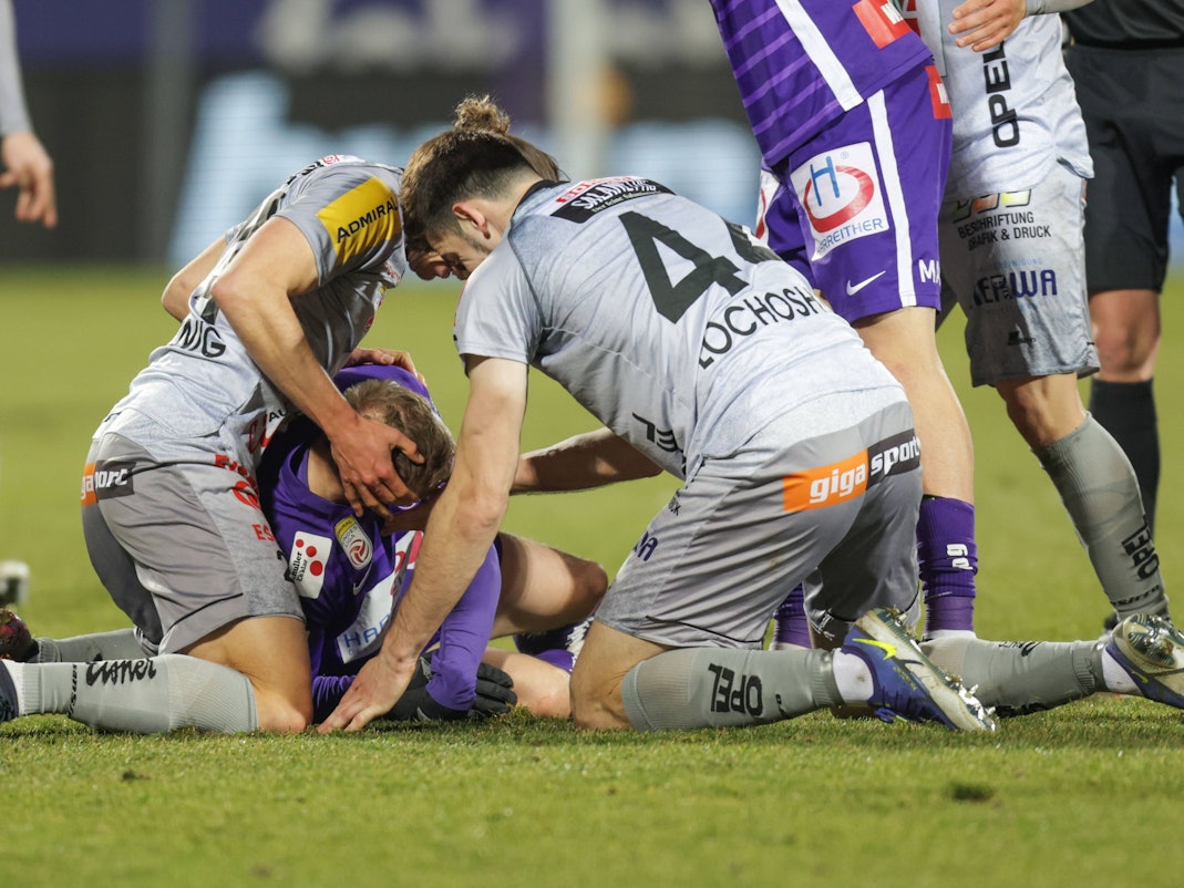 Luka Lochoshvili und Christopher Wernitznig helfen Georg Teigl.