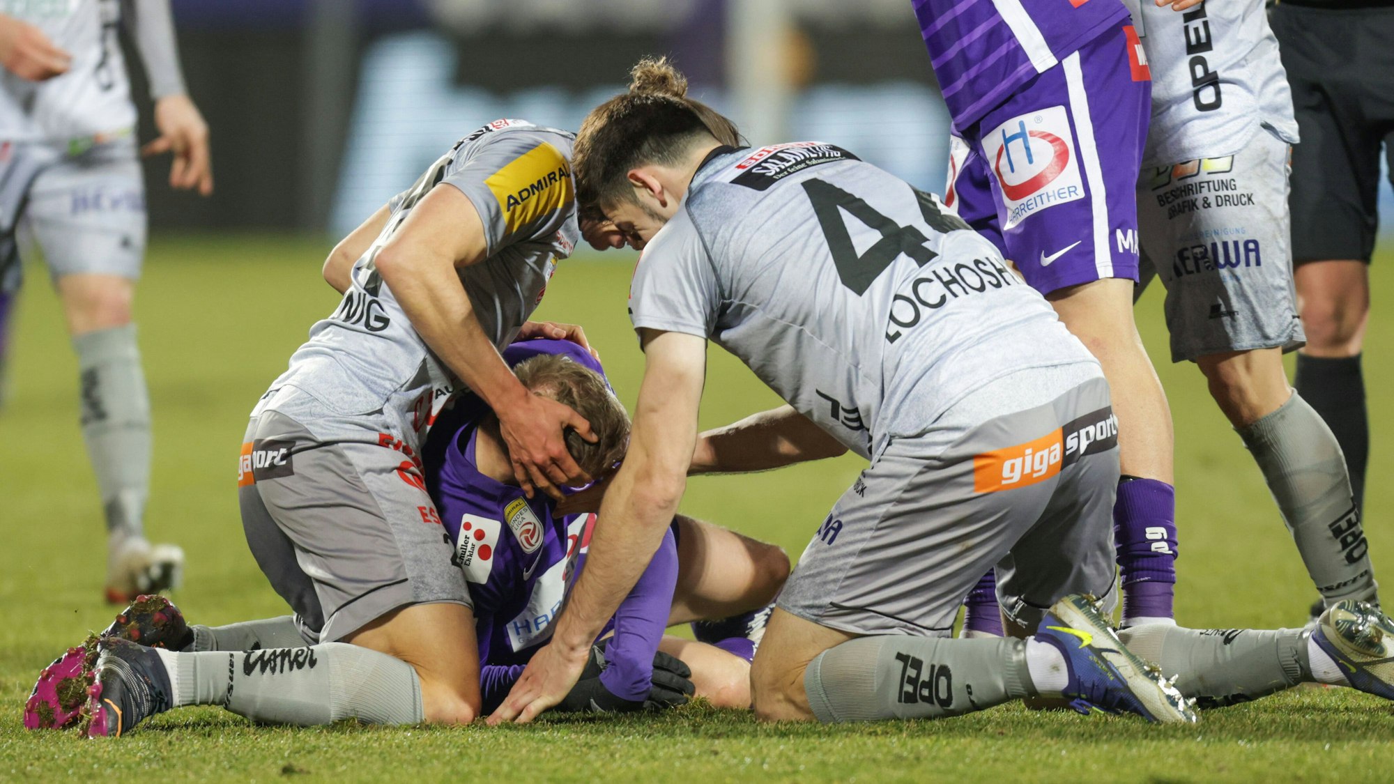 Luka Lochoshvili und Christopher Wernitznig helfen Georg Teigl.