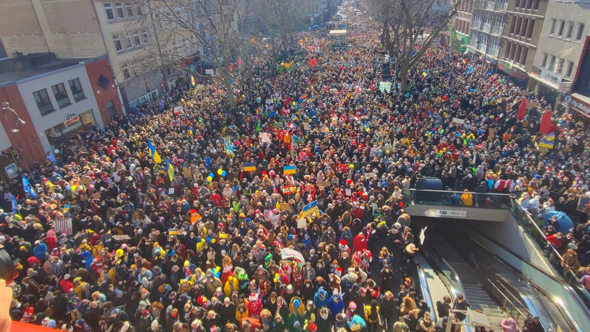 Tausende Menschen warten am Chlodwigplatz in Köln darauf, dass die Friedensdemo startet.
