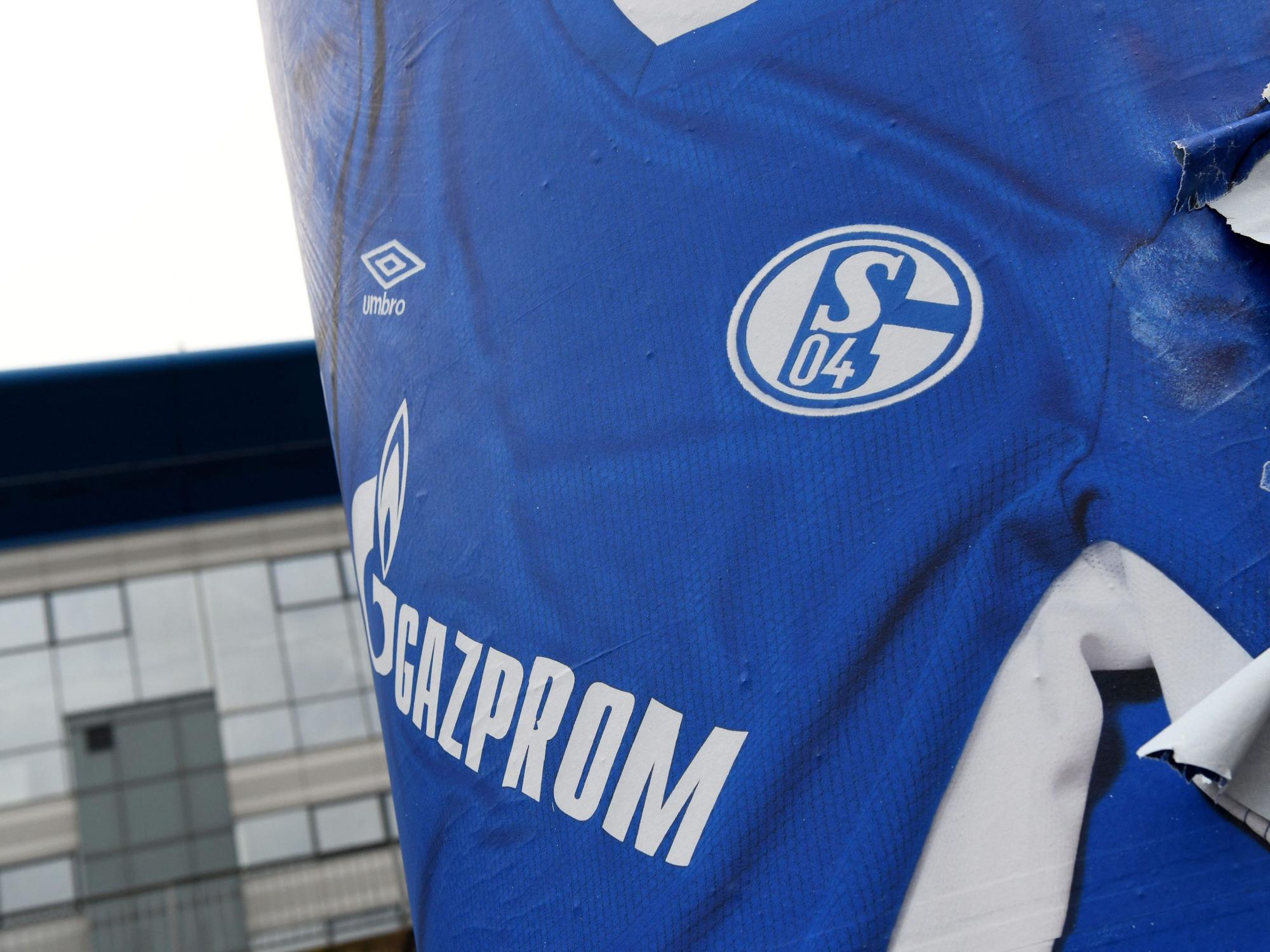 Das Logo des russischen Energieunternehmens Gazprom ist auf einem Werbeplakat vor der Veltins Arena des Fußball-Zweitligisten FC Schalke 04 zu sehen.