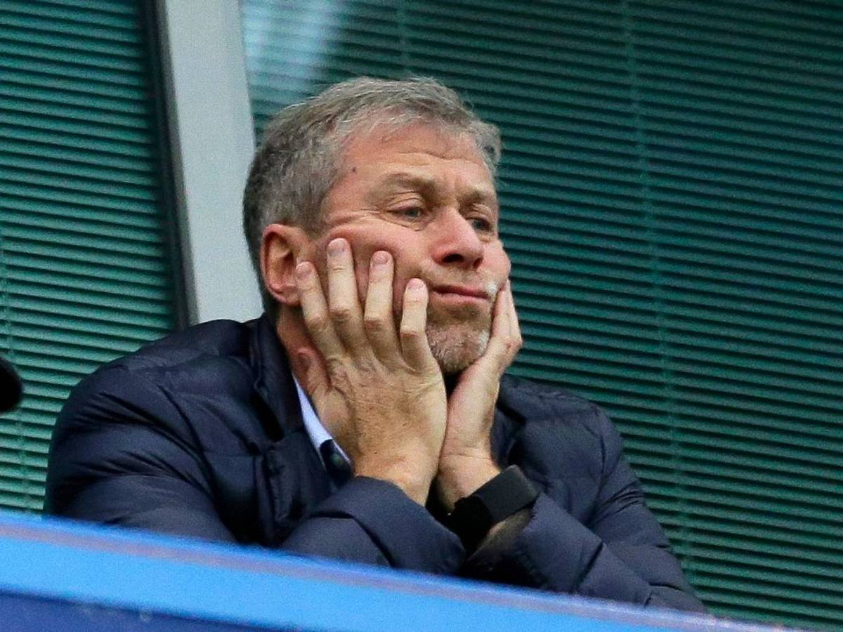 Der Besitzer des Fußballclubs Chelsea, Roman Abramovich, sitzt in seiner Loge vor dem Spiel der englischen Premier League gegen Sunderland im Stadion Stamford Bridge.