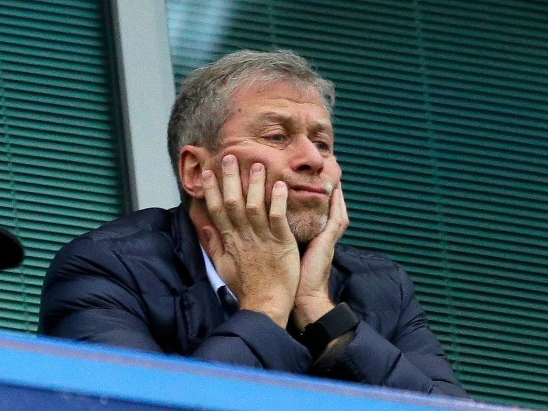 Der Besitzer des Fußballclubs Chelsea, Roman Abramovich, sitzt in seiner Loge vor dem Spiel der englischen Premier League gegen Sunderland im Stadion Stamford Bridge.