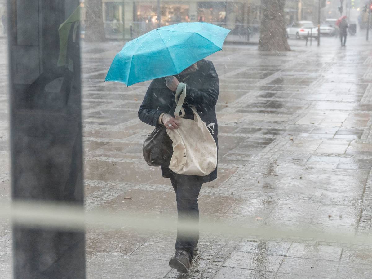 Person mit Regenschirm