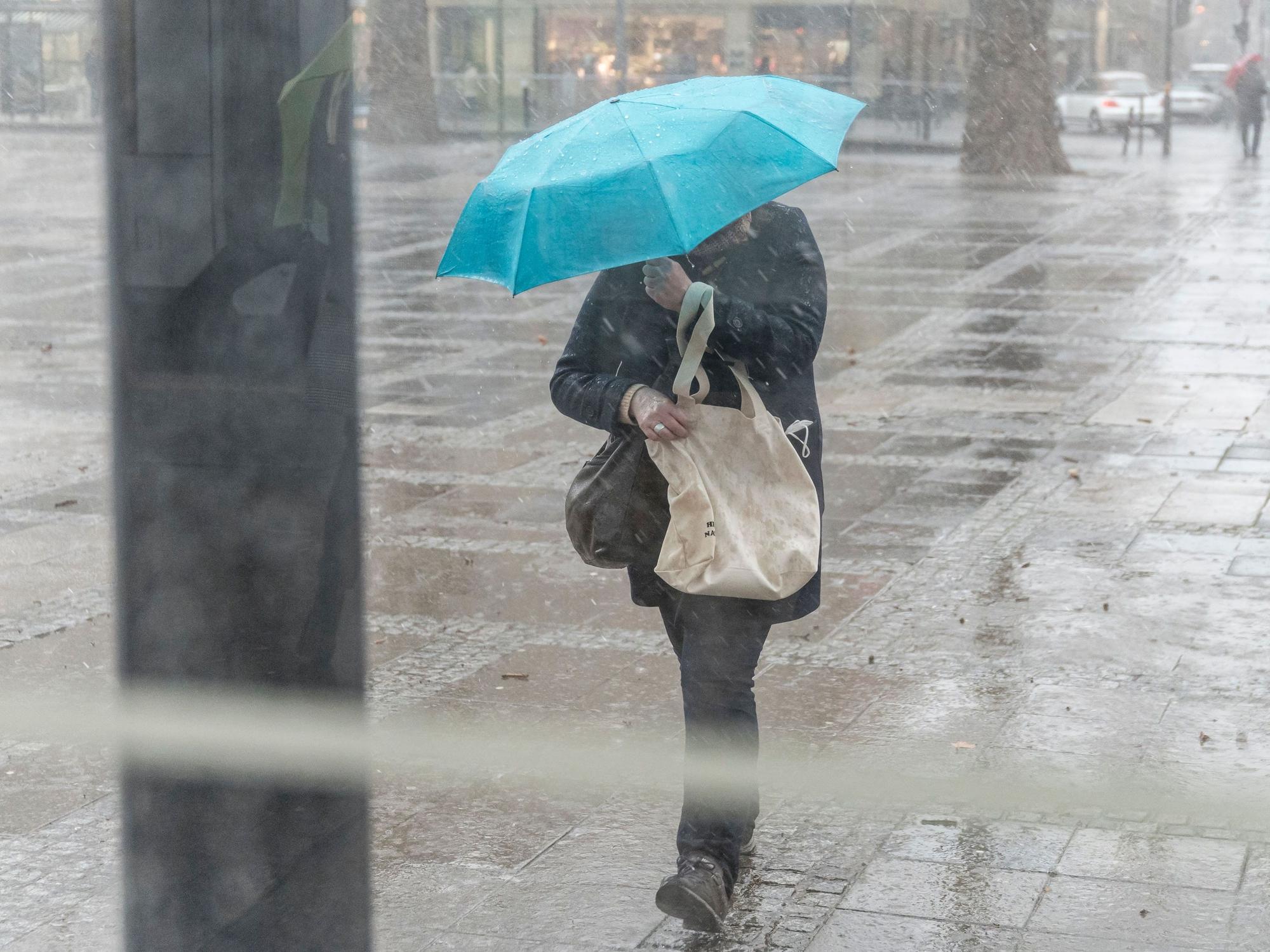 Person mit Regenschirm