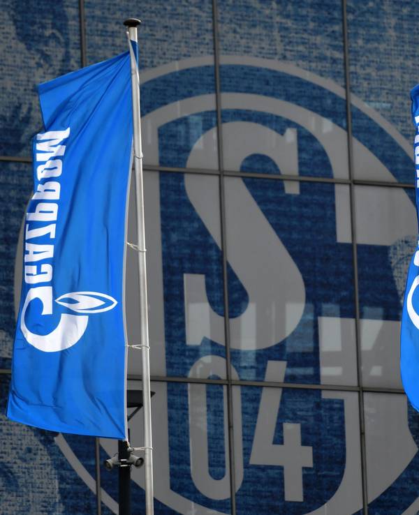 Werbefahnen von Hauptsponsor Gazprom vor der Arena von Schalke 04.