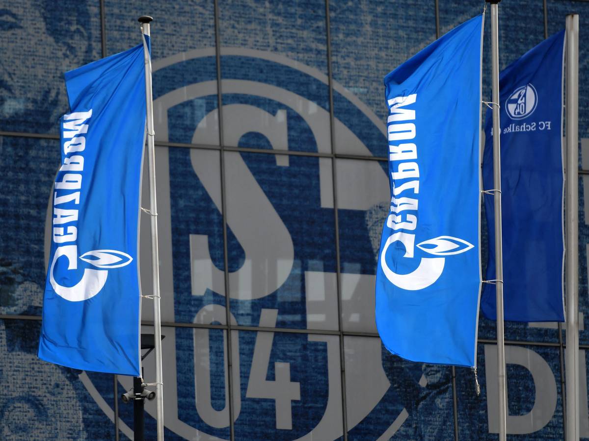 Werbefahnen von Hauptsponsor Gazprom vor der Arena von Schalke 04.