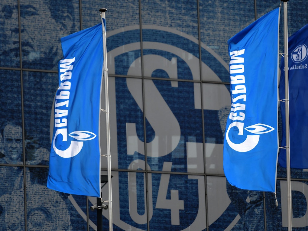 Werbefahnen von Hauptsponsor Gazprom vor der Arena von Schalke 04.