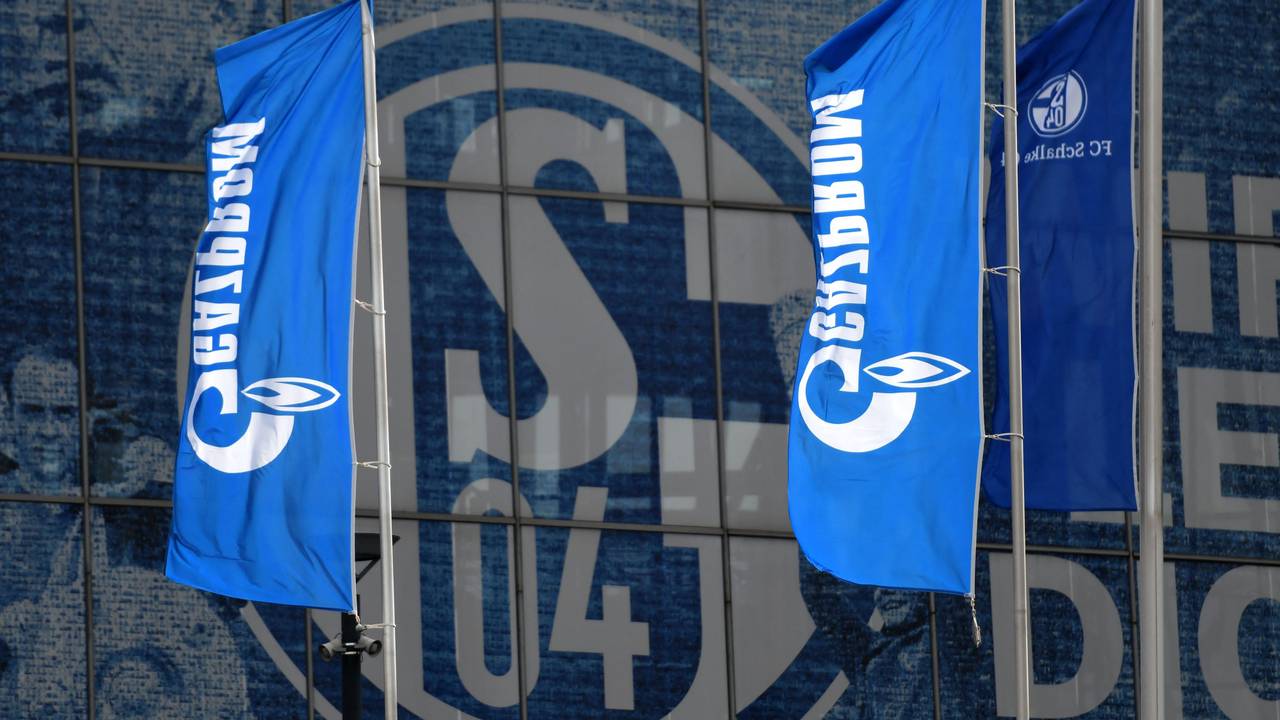 Werbefahnen von Hauptsponsor Gazprom vor der Arena von Schalke 04.