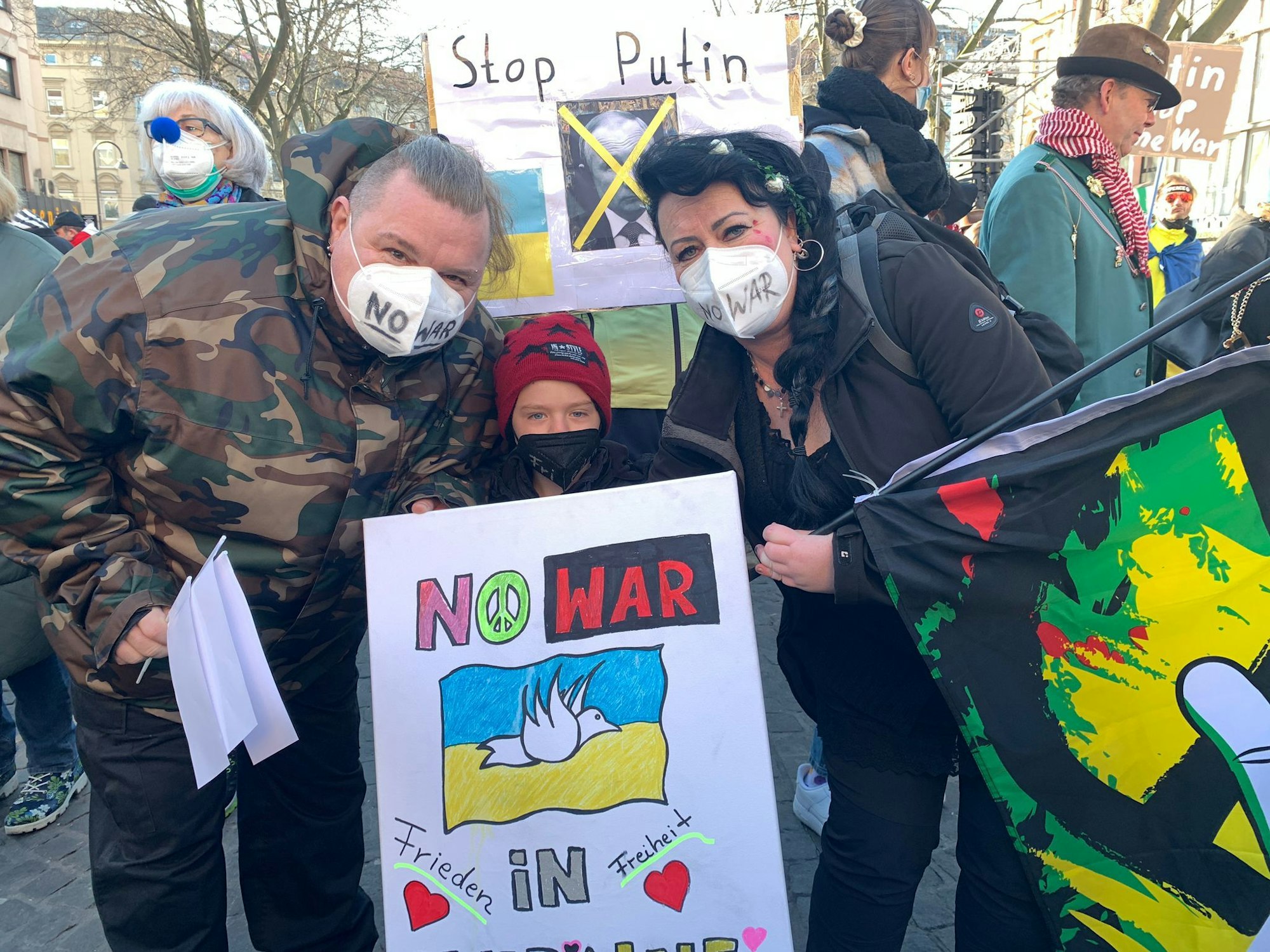 Familie aus Limburg an der Lahn bei der Friedensdemo in Köln.