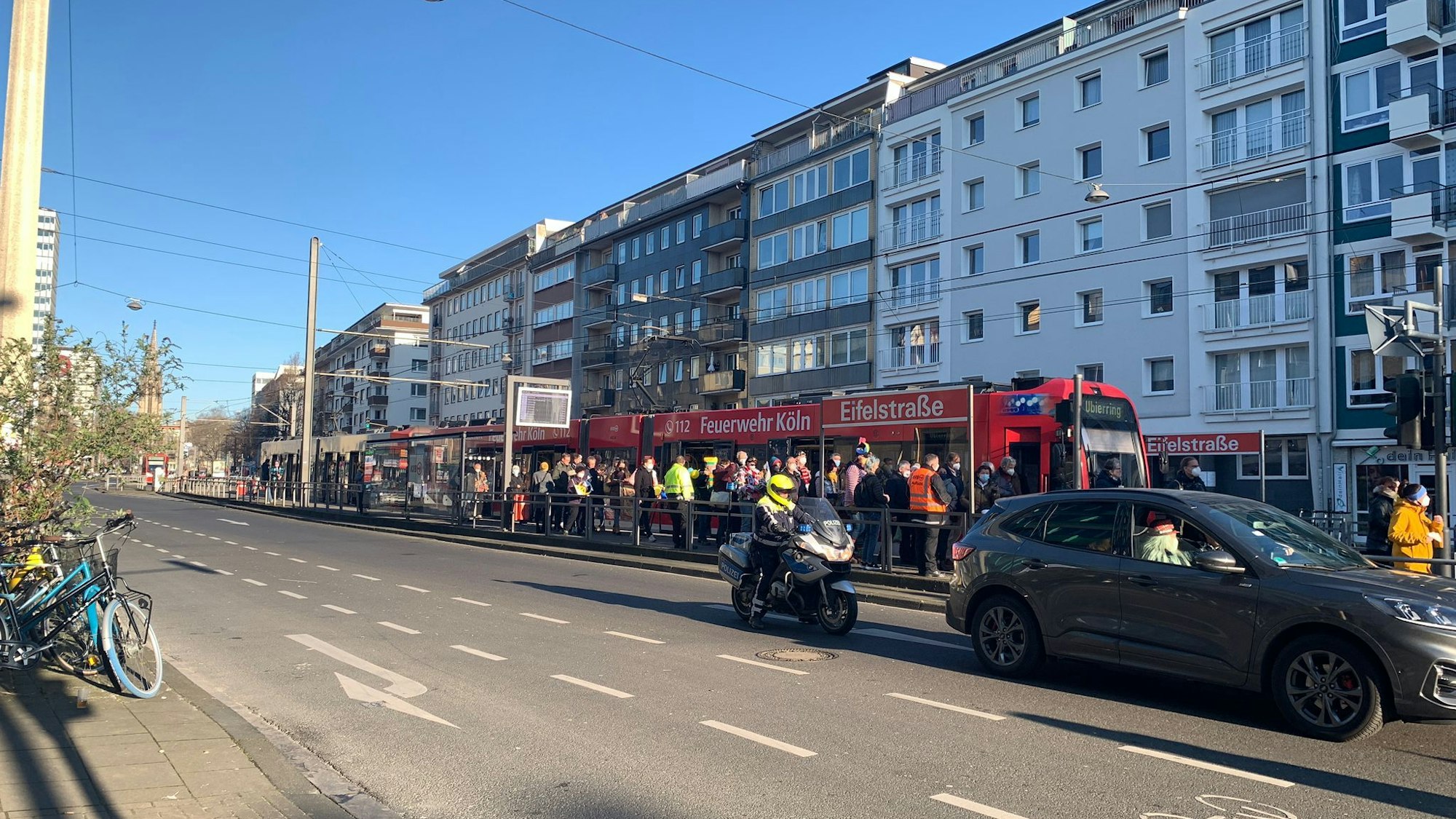 Menschen pilgern von der KVB zur Friedensdemo in Köln.