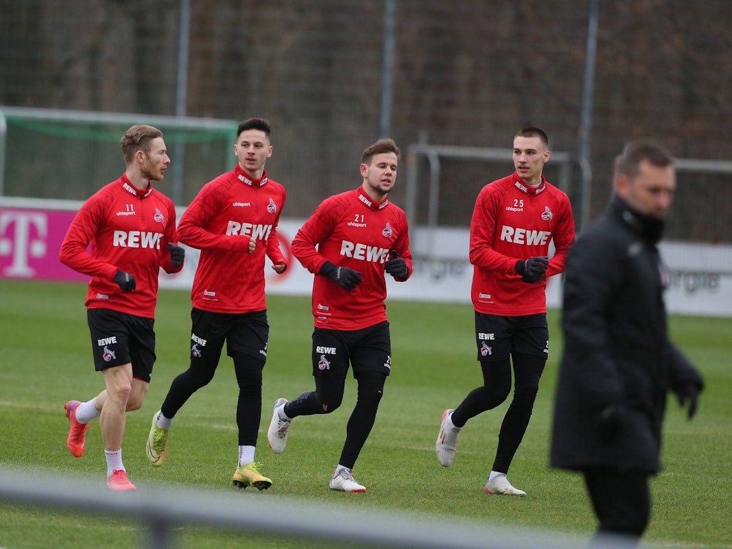 Die Spieler Florian Kainz, Tomas Ostrak, Louis Schaub und Tim Lemperle laufen beim Training des 1. FC Köln