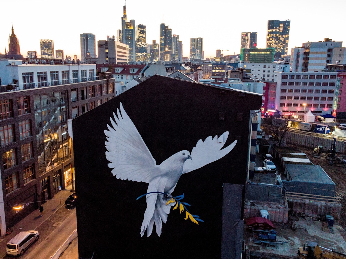 Eine riesige Friedenstaube ziert eine Hauswand in Frankfurt.