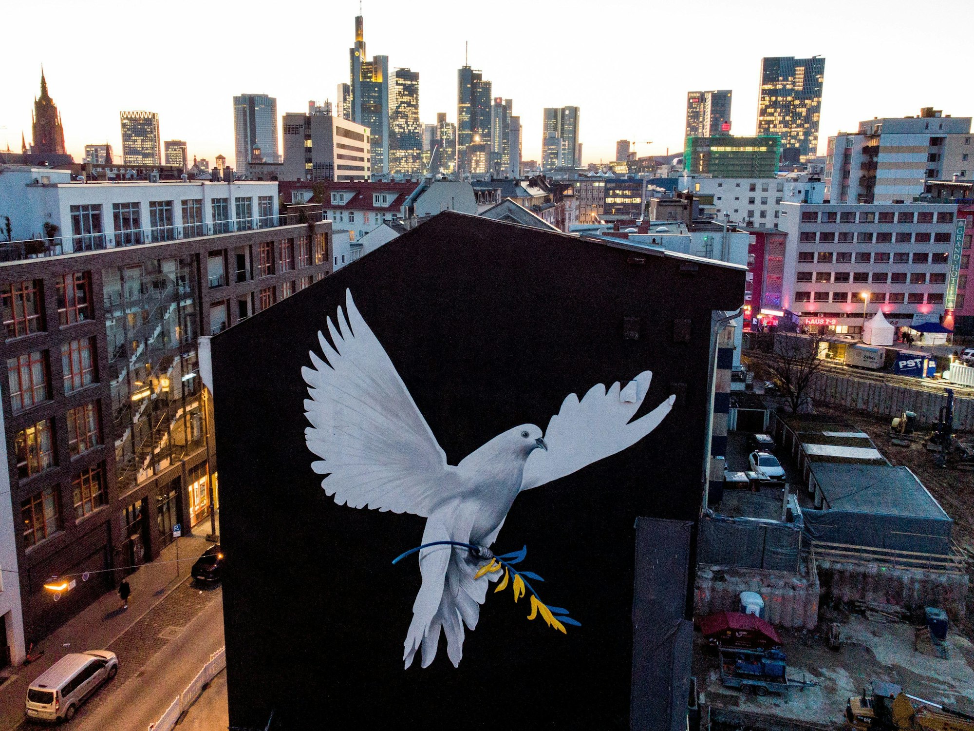 Eine riesige Friedenstaube ziert eine Hauswand in Frankfurt.