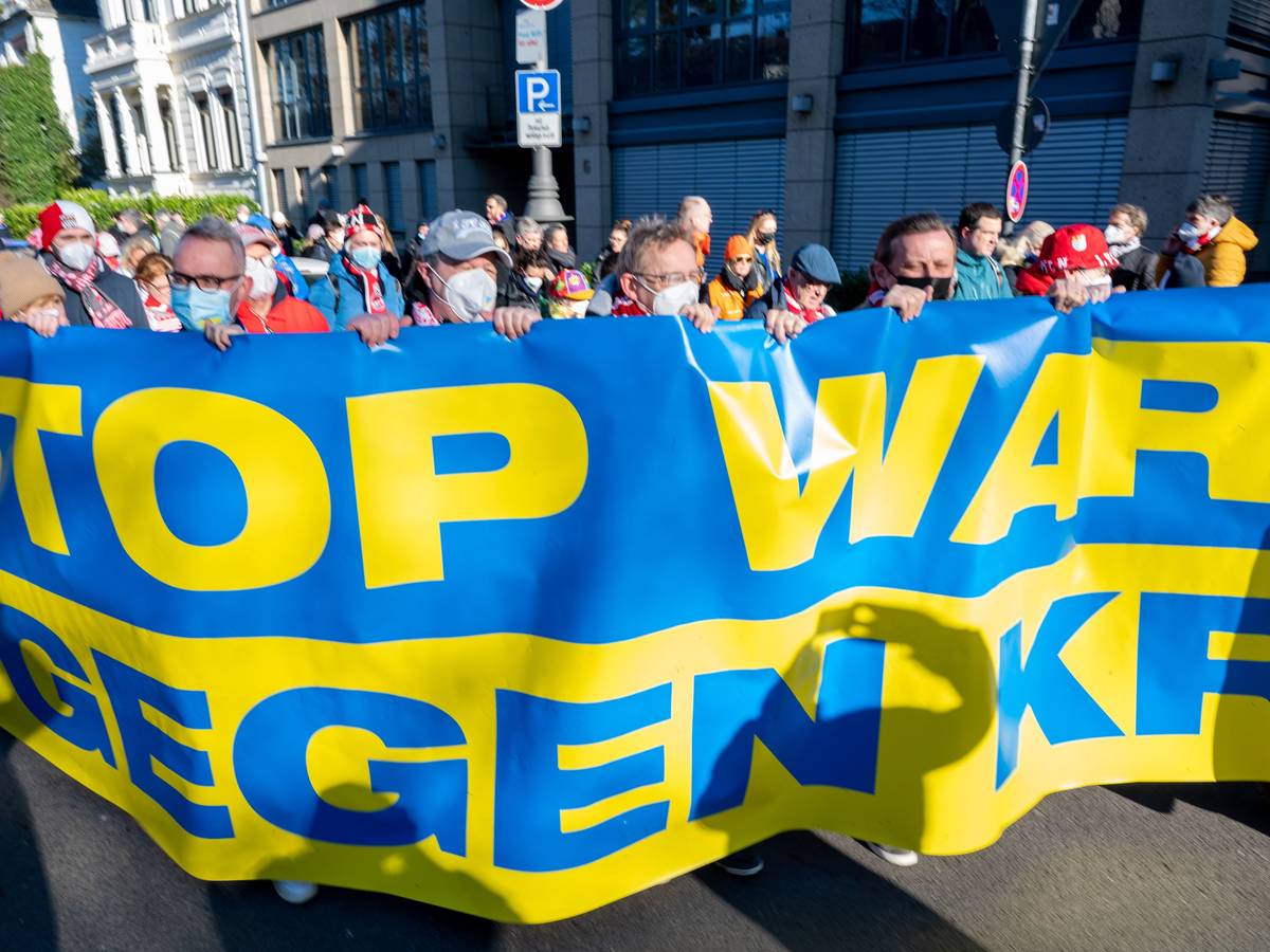 Die FC-Delegation am Montag (28. Februar 2022) auf der Friedens-Demo gegen den Krieg in der Ukraine in Köln.